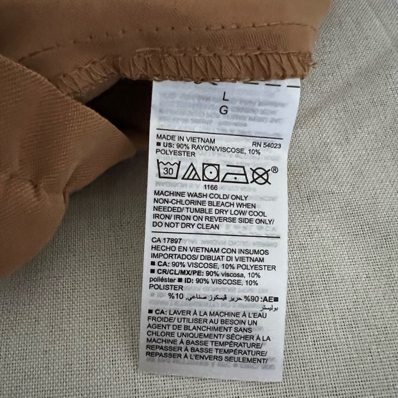 Old Navy High-Waisted Soft-Twill Utility Shorts - Picture 4 of 5